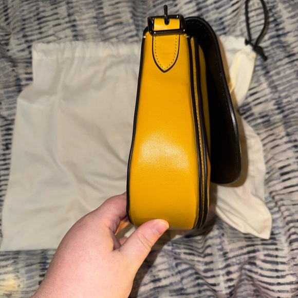 Disney Coach 1941 Yellow Leather Saddlebag - Picture 4 of 7